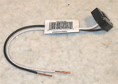 Leviton: 395, Standard Fluorescent Lampholder, Screw Mount, 9" 18-AWM Wire Black - eandetrading.net